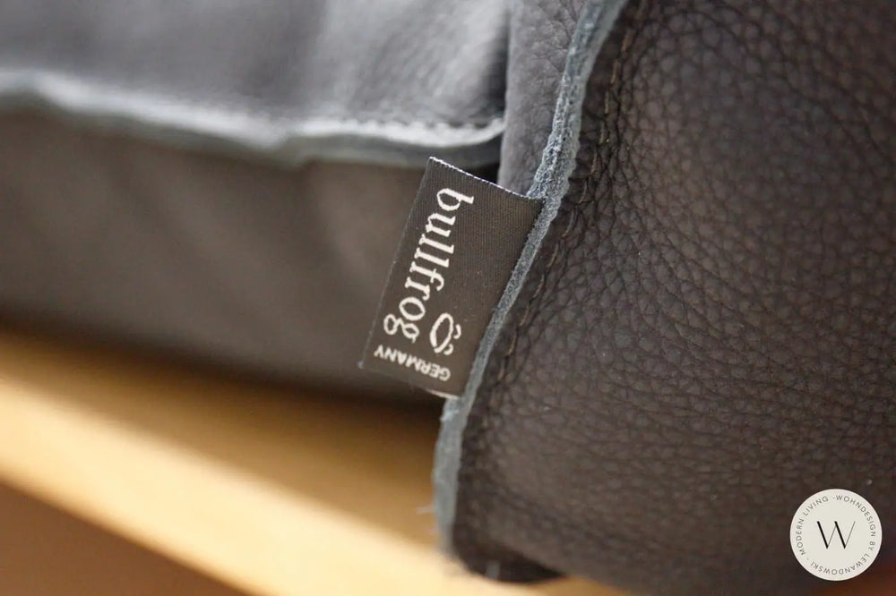 Modell Akito in Leder Rhino schwarz Bullfrog