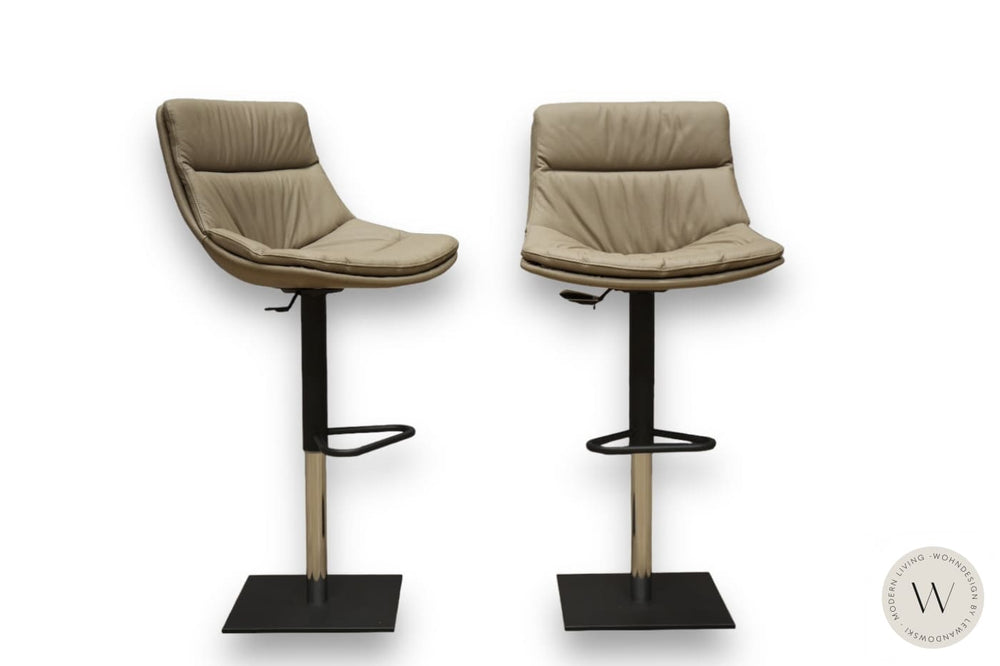 Barhocker Modell Noa in Leder Pelle 90 fango (höhenverstellbar) Ozzio®Italia