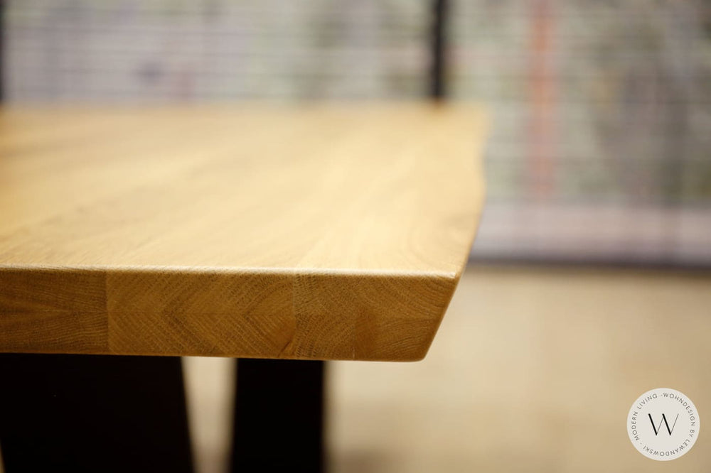 Esstisch Sondermodell T1019 in Wildeiche massiv Baumkante Koinor