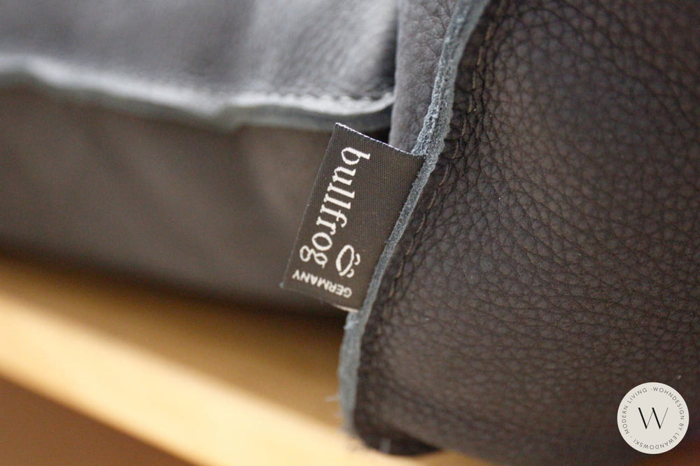 Modell Akito in Leder Rhino schwarz Bullfrog