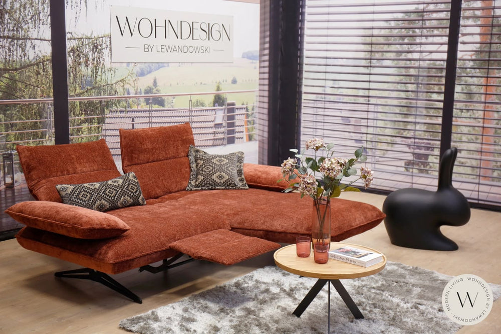 Modell Caio inkl. motor. Fußstütze in Stoff Glow Koinor