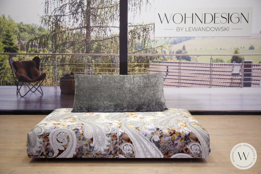 Modell Iwan Sofa in Stoff Paisley umbra Bullfrog