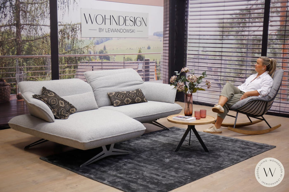 Modell Seventy inkl. motor. Fußstütze in Stoff Cosmo Koinor