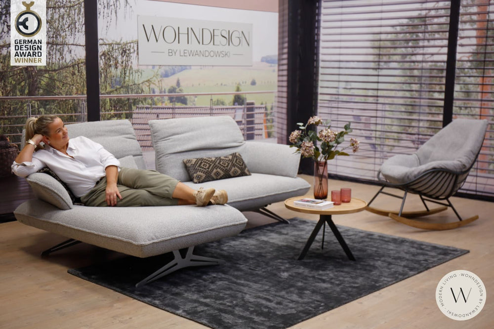 Modell Seventy inkl. motor. Fußstütze in Stoff Cosmo Koinor